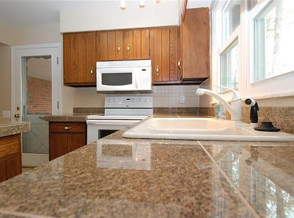 5th image of 406 Oakmont Cir