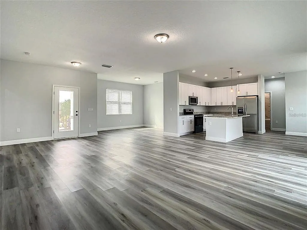 4 bed, 2.5 bath, 1903 sqft, $2,397 — Photo 2