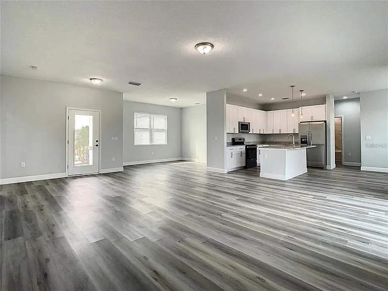 15504 Greenwood Ave — Photo 2