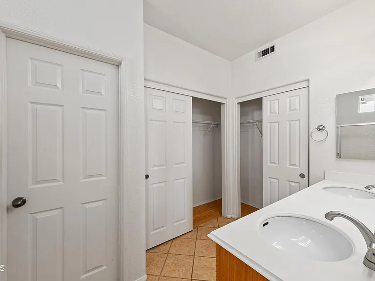 184 N Madison Ave — Photo 16
