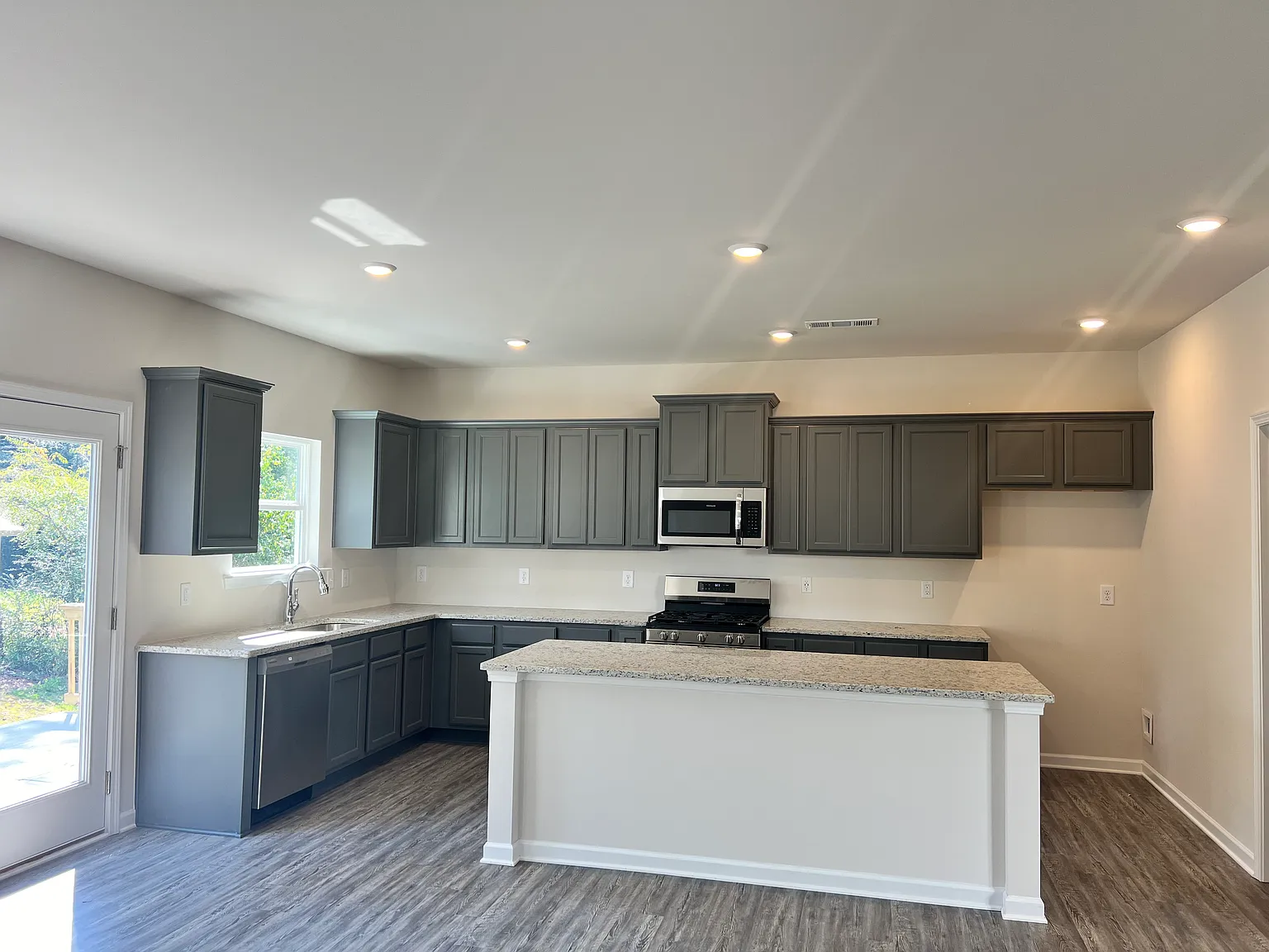 4 bed, 2.5 bath, 2281 sqft, $2,200 — Photo 2