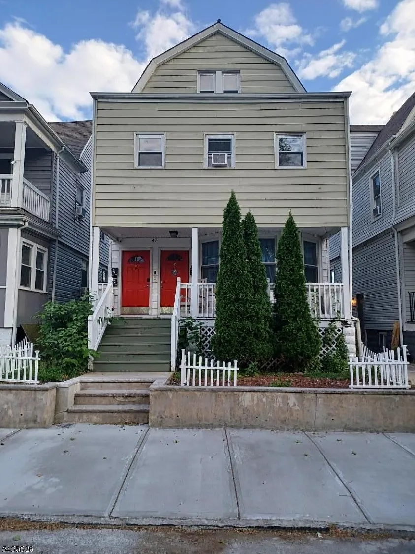 3 bed, 1.0 bath, $2,500 — Photo 1
