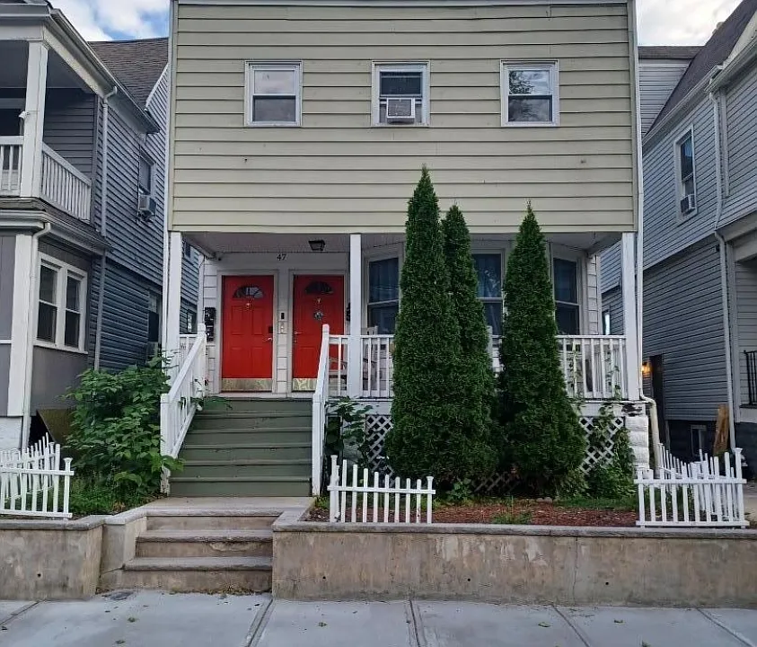 47 Hilton St #2