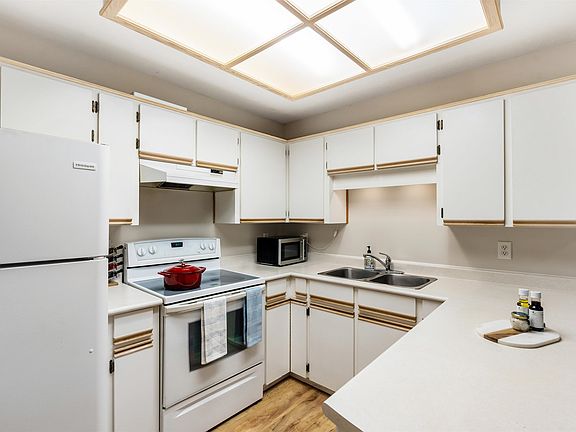 3rd image of 450 Bromley St #316