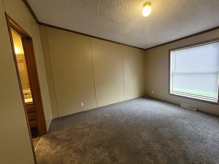211 E 1st St #33 — Photo 18