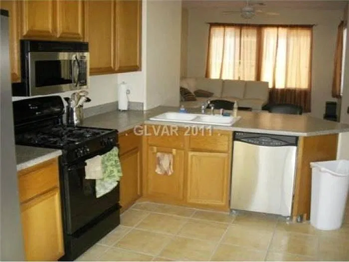 3 bed, 2.5 bath, 1803 sqft, $1,000 — Photo 3