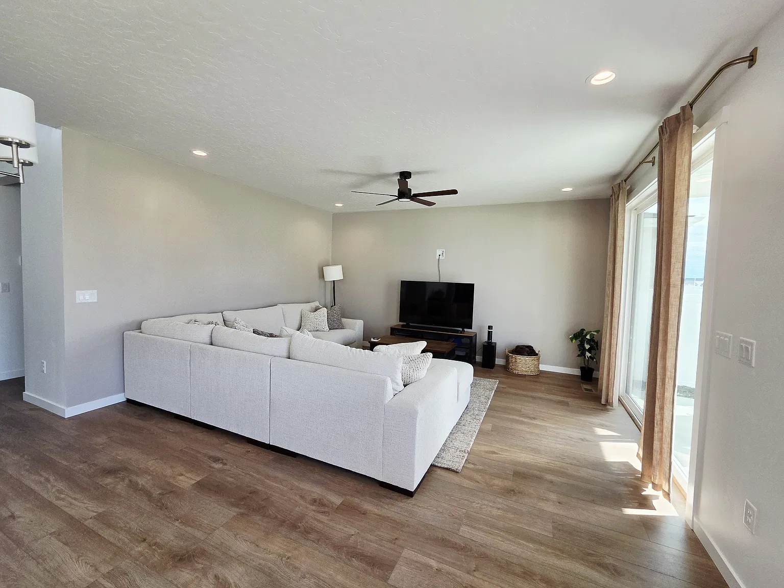 4 bed, 2348 sqft, $3,200 — Photo 3