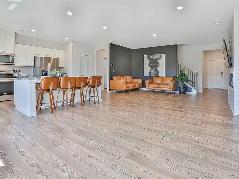 1020 Point Place Dr — Photo 3