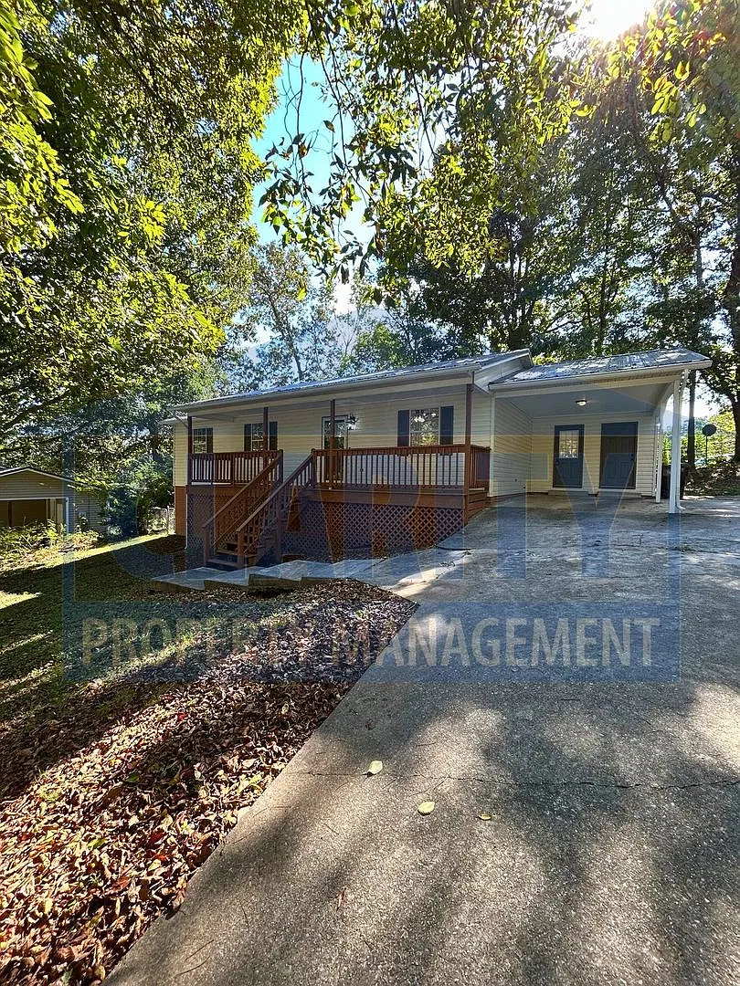 Updated 3 bedroom, 2 bath ranch home! — Photo 1