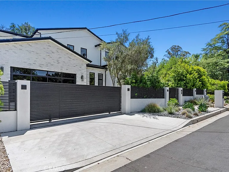 5050 Arundel Dr — Photo 8