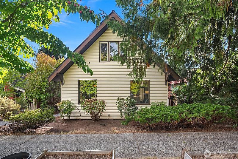2nd image of 6827 28th Avenue NE