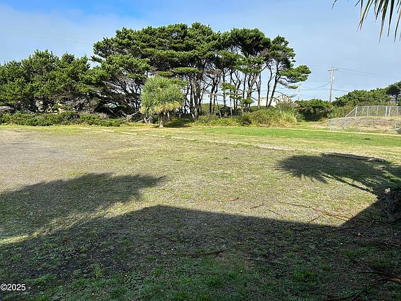 3rd image of 5323 SW Pacific Coast Hwy