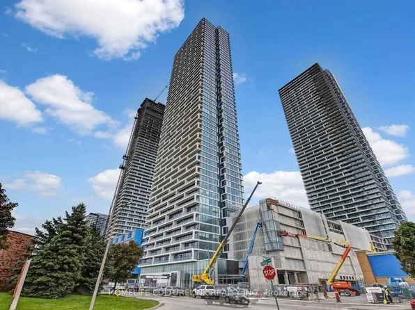 5 Buttermill Ave #5812, Vaughan, ON L4K 4Z4