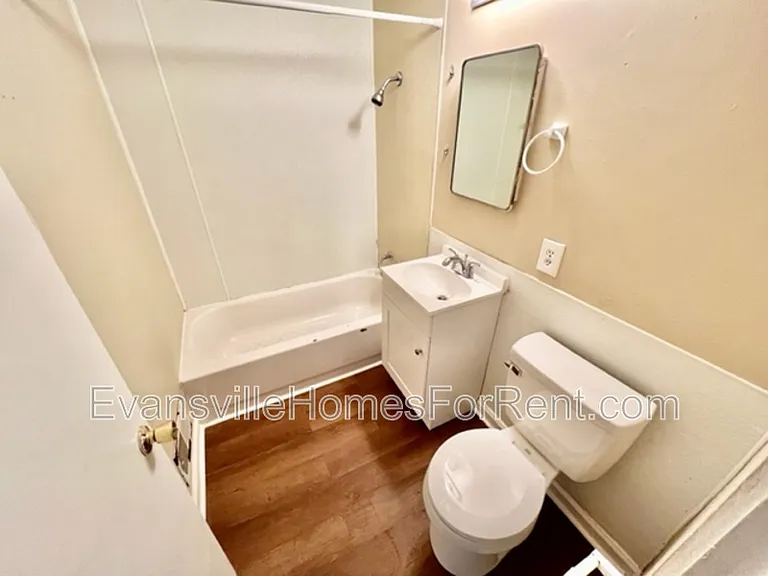 1202 S Lombard Ave — Photo 8