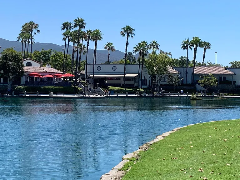 Restaurants by the lake.