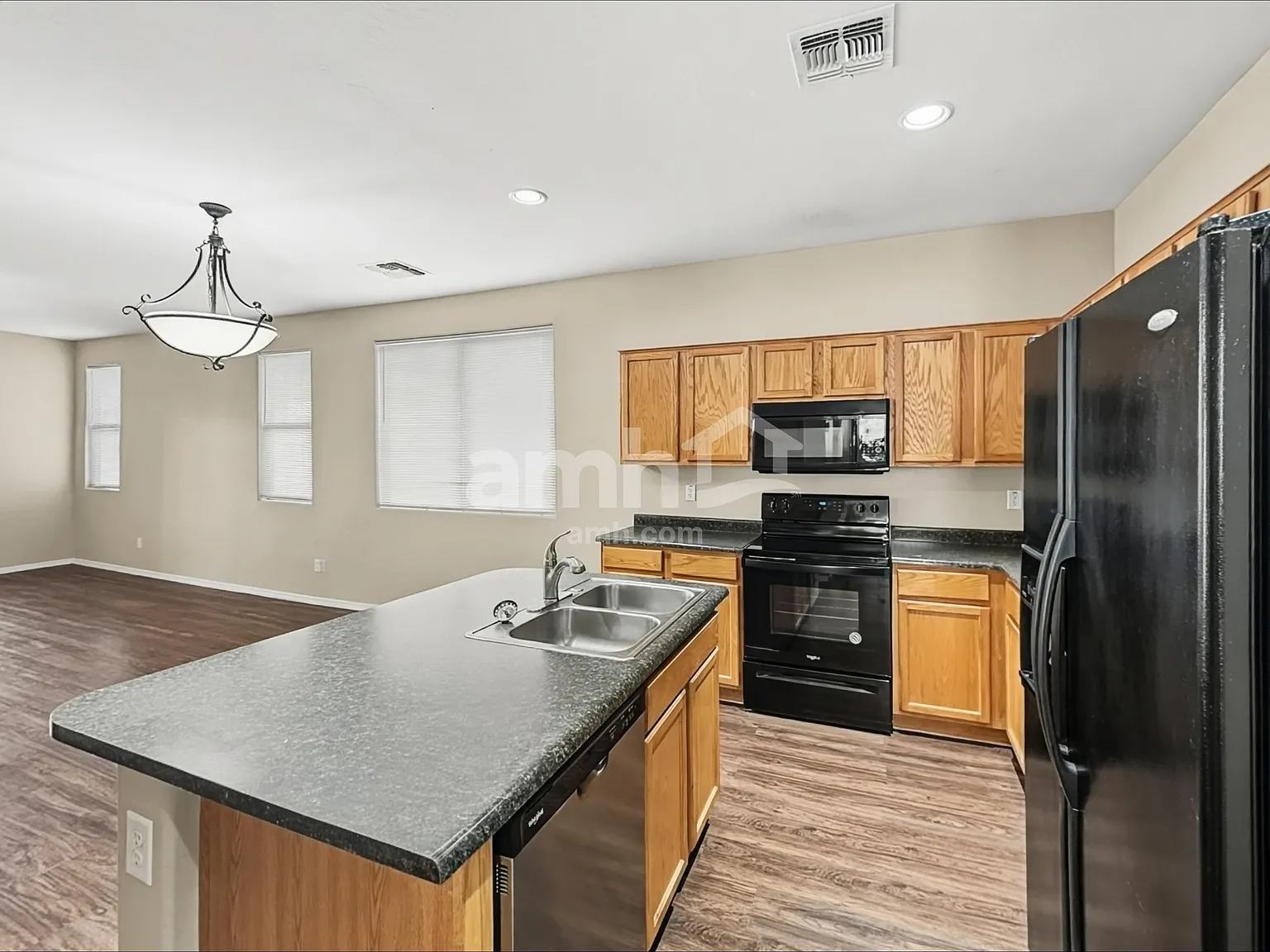 4 bed, 3.0 bath, 1818 sqft, $2,125 — Photo 4