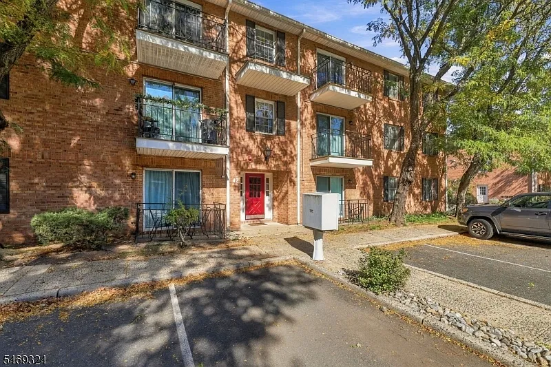 2 bed, 1.0 bath, 908 sqft, $2,500 — Photo 2
