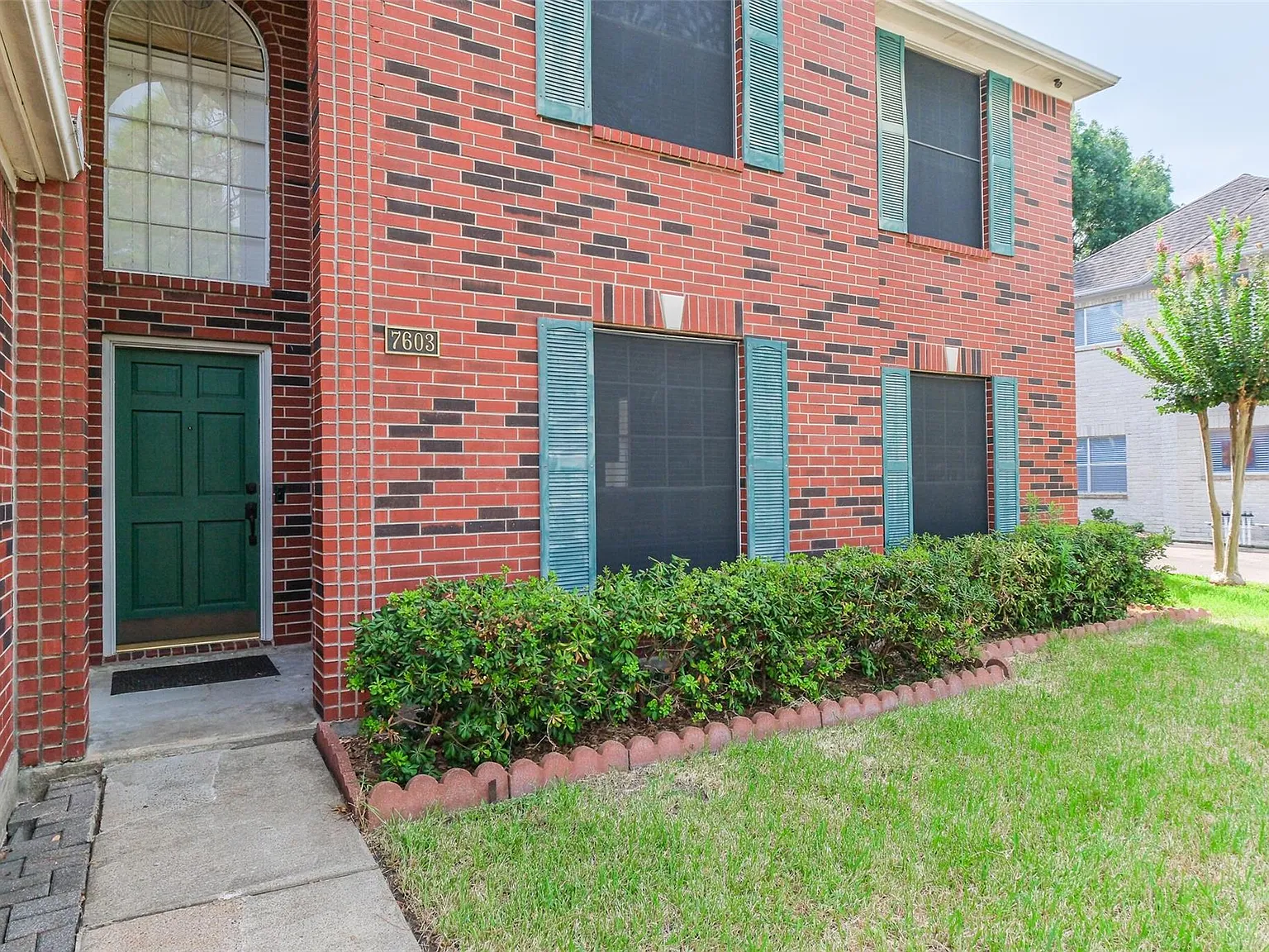 4 bed, 2.5 bath, 2432 sqft, $2,400 — Photo 3