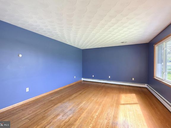 3rd image of 860 Witmer Rd