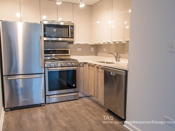 3rd image of 934 W Dakin St #107
