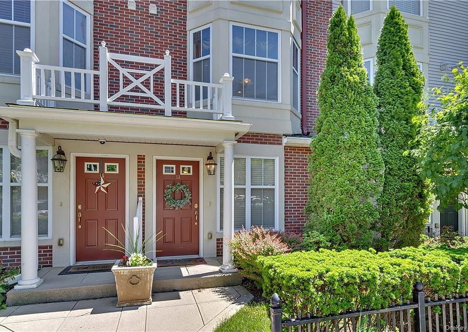 1st image of 13 Harbor Pointe Dr