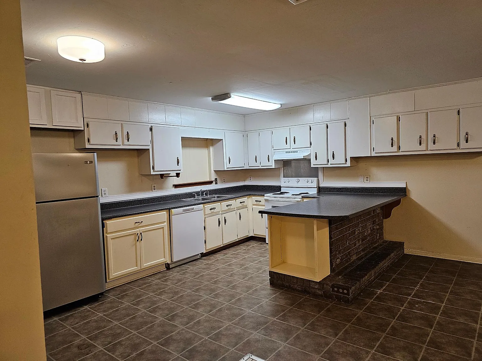6 bed, 2800 sqft, $2,985 — Photo 3