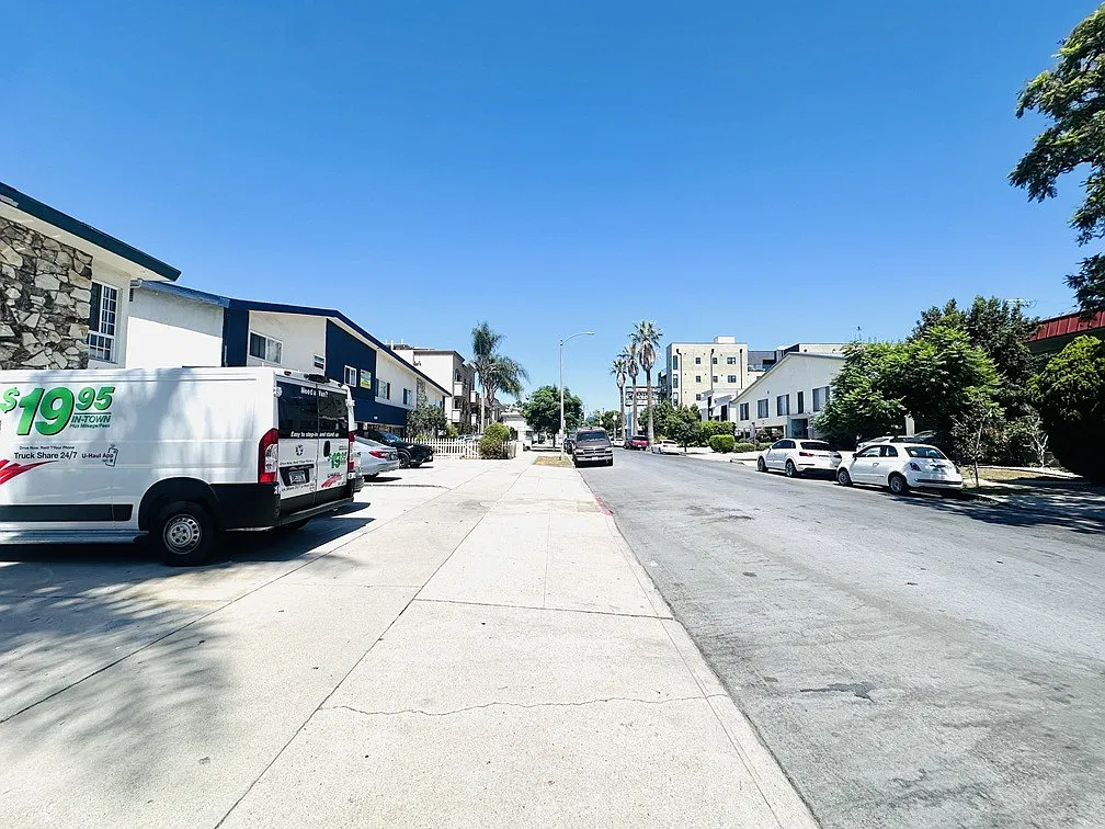 Lido Apartments - 3339 Mentone Avenue — Photo 4