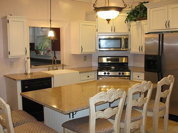 Gourmet Kitchen w/Spacious Center Island