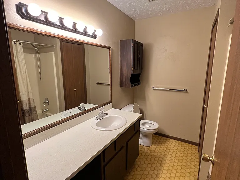 605 Center Ave — Photo 4