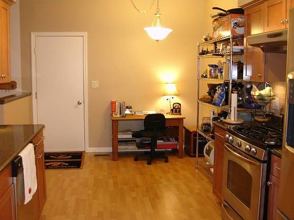Kitchen/Eat-In Area
