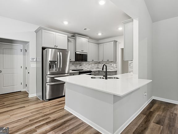 3rd image of 533 Evelyn Dr