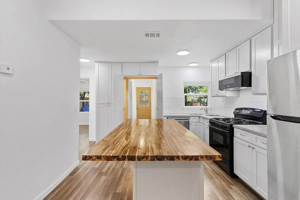 3 bed, 1068 sqft, $1,550 — Photo 3