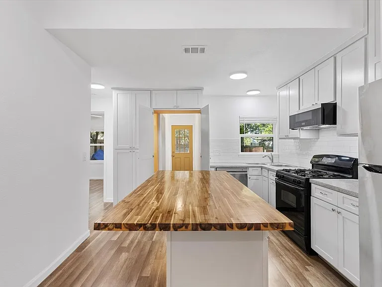 1215 E 12th St — Photo 16
