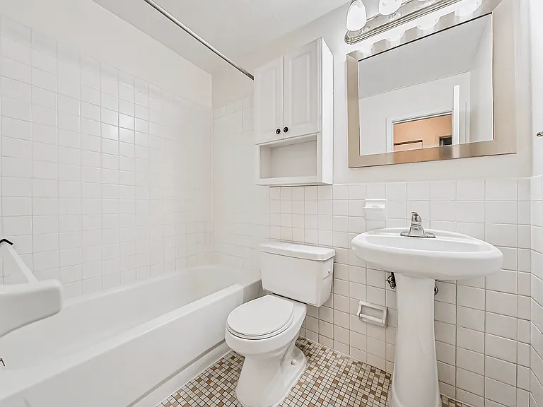 Jordan Court Apartments — Photo 7