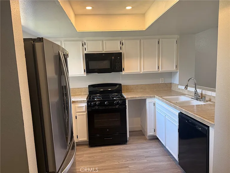1004 S Mountain Ave — Photo 4
