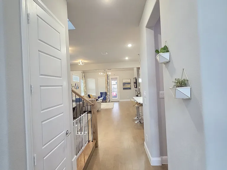 8066 Glastonbury Dr — Photo 3