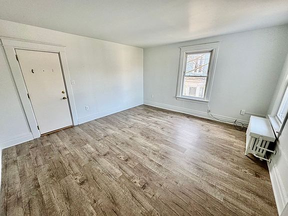 3rd image of 604 Pearl St APT 3