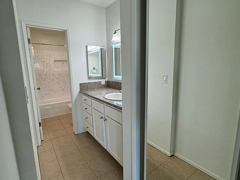 15925 Victory Blvd — Photo 12