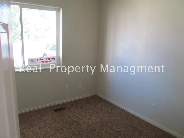 295 S Willow Dr — Photo 5