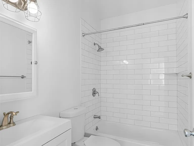716 Madison St #204 — Photo 15