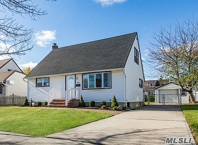 2nd image of 26 Cinque Dr
