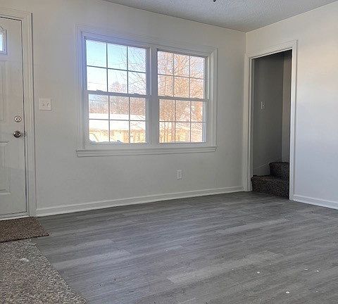 5th image of 610 Elm St