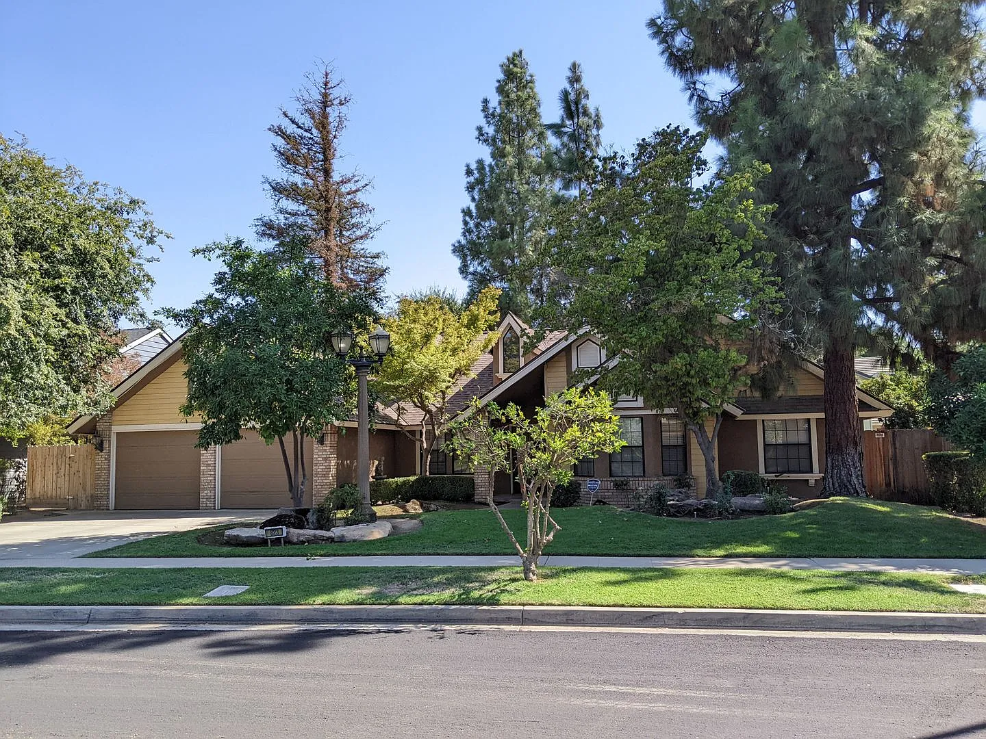 NE Fresno home near Clovis West High School & Woodward Park, In-ground swimming pool! — Photo 2