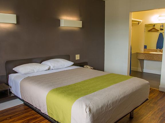 Queen Suite Studio Bedroom