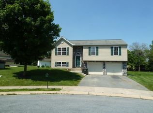 4096 Willow Ln, Columbia, PA 17512