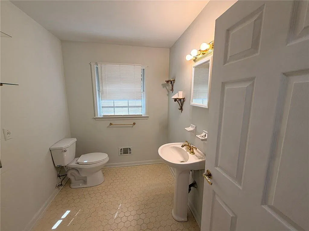 4 bed, 2.5 bath, 2130 sqft, $2,000 — Photo 4