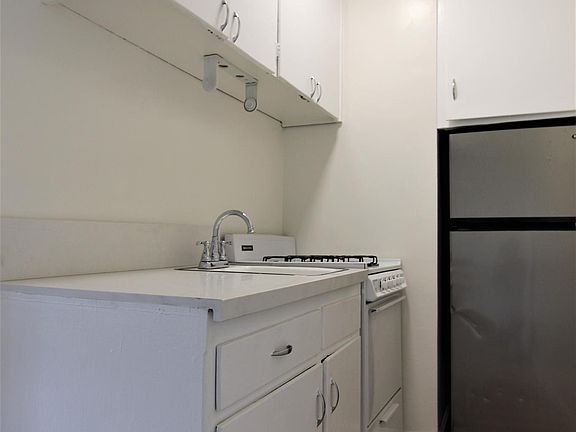 5th image of 250 Olive St APT C