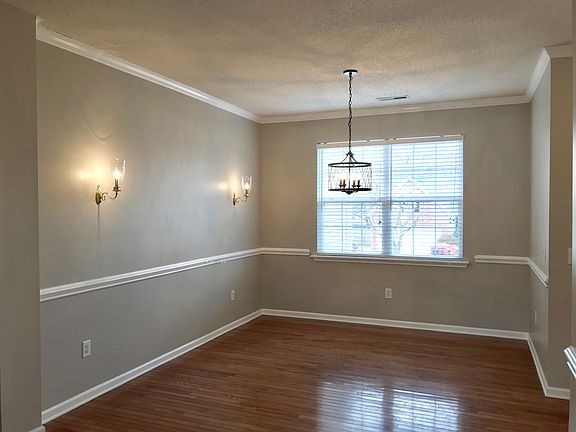 Dining - Beautiful lighting!