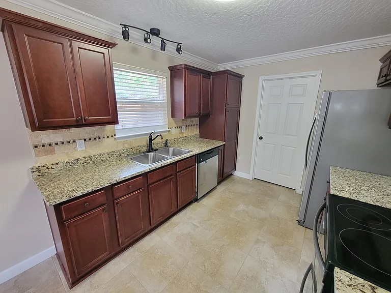 712 Hazel Dr — Photo 23
