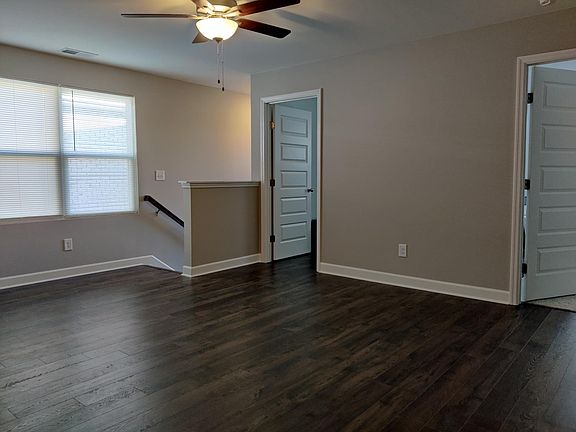 Non-furnished living room upstairs